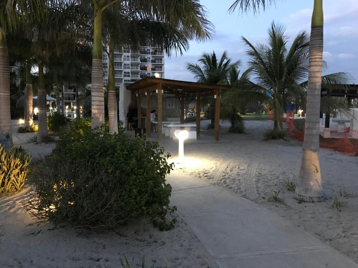 Playa Caracol Beachfront Club *
